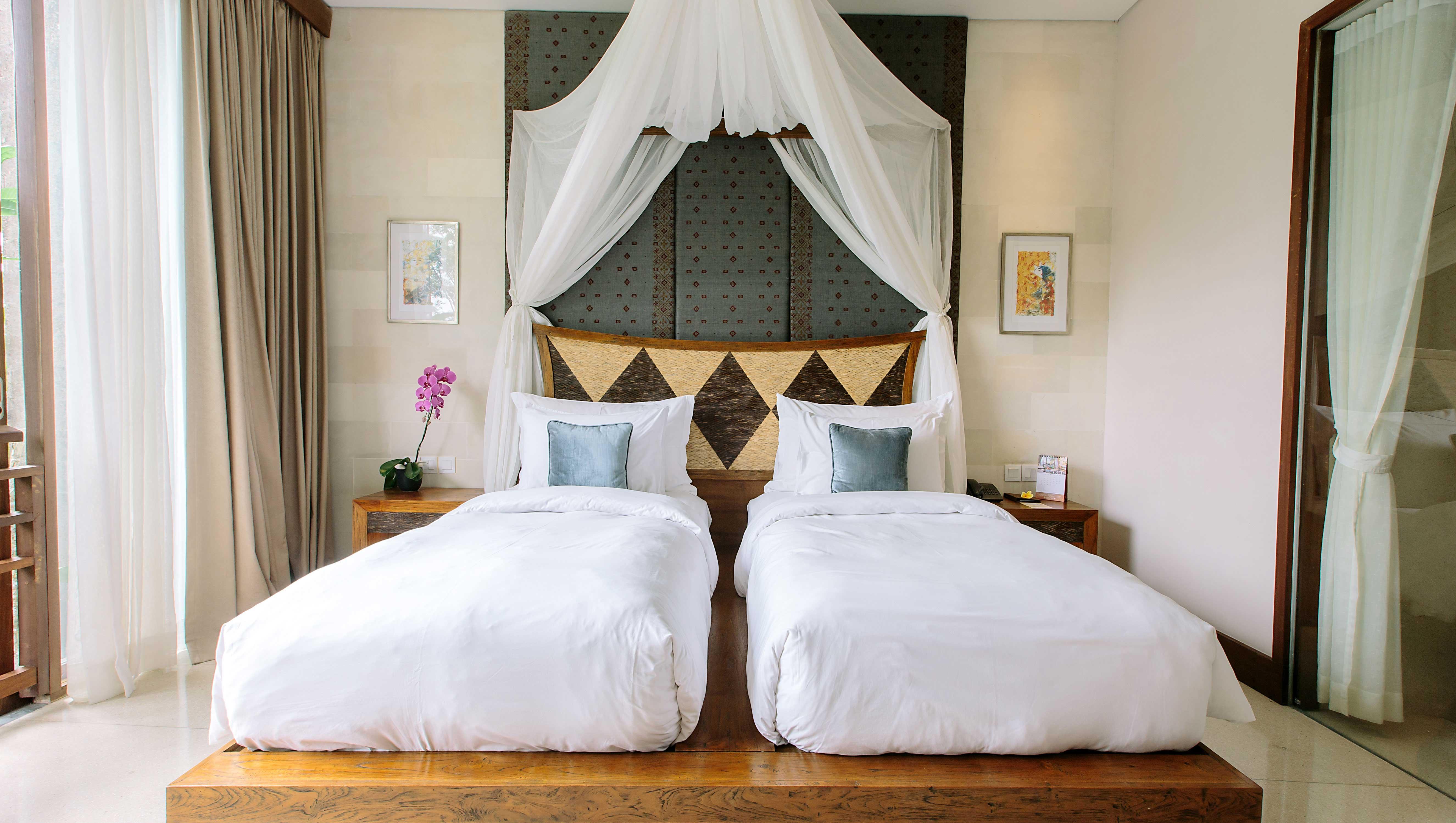 Tejaprana Resort & Spa Убуд Екстер'єр фото A bed with mosquito netting