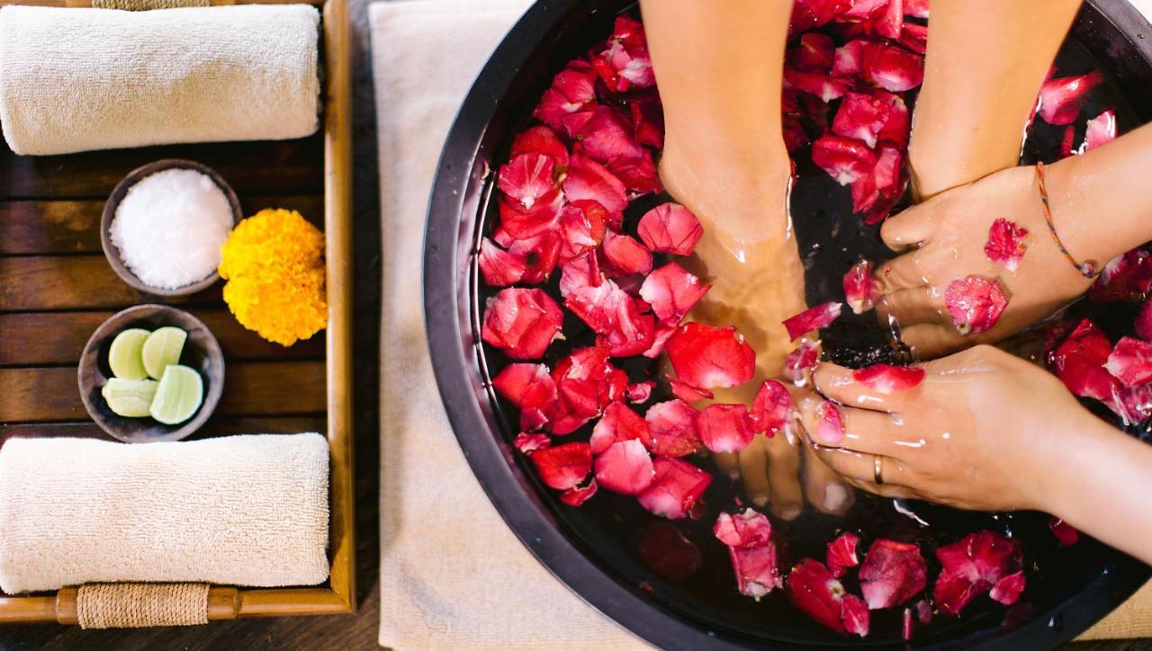 Tejaprana Resort & Spa Убуд Екстер'єр фото A woman's feet in a spa