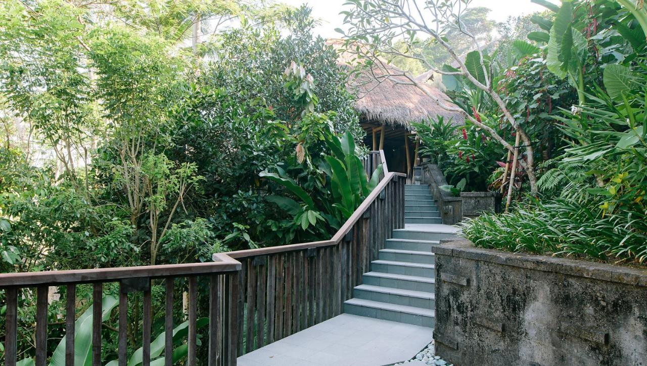 Tejaprana Resort & Spa Убуд Екстер'єр фото Entrance to the resort